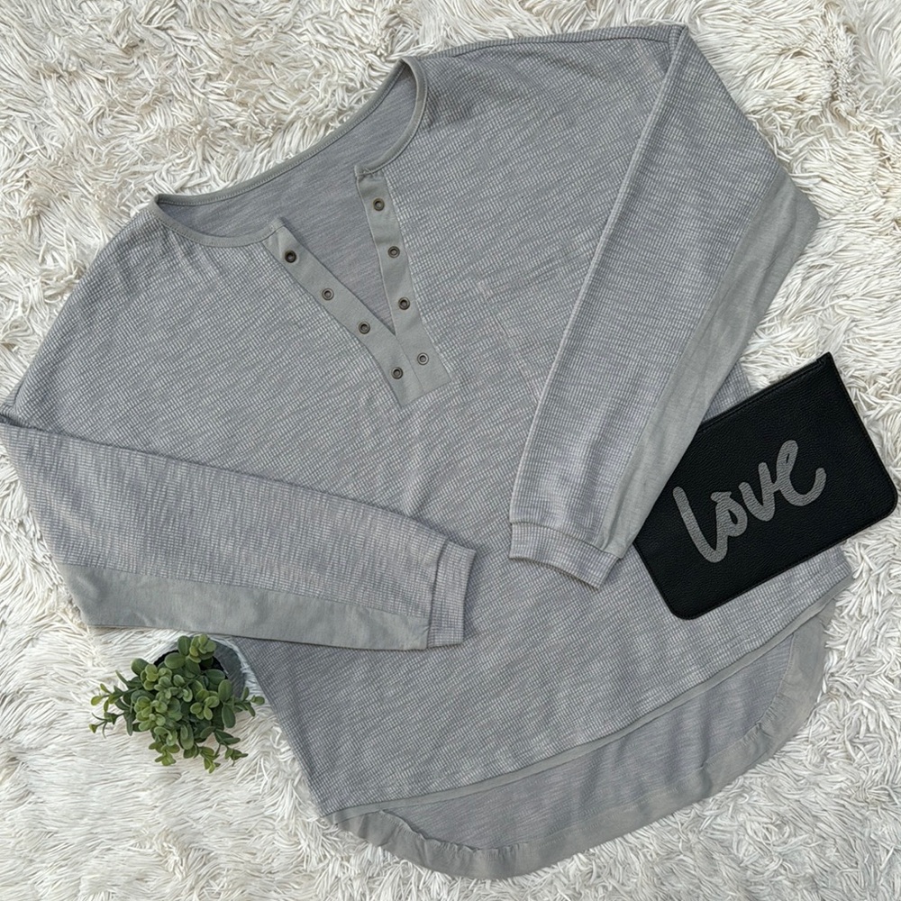 Boutique Split Neck Grommet Thermal Top 💗 Gray